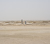 09-Femmes au loin récoltant le sel